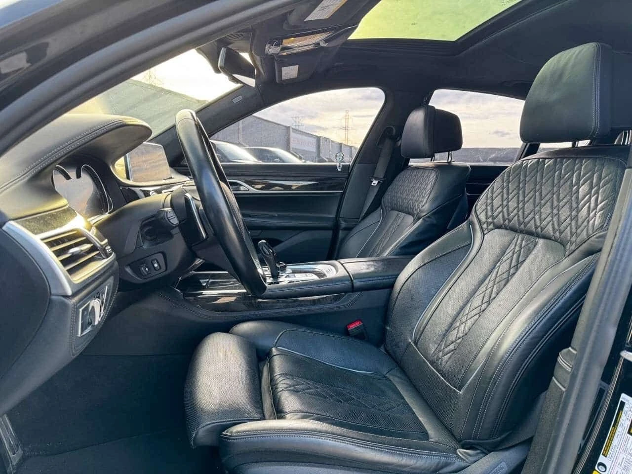 BMW 750 * Масажи * Harman Kardon * Фиксирана цена до БГ * , снимка 11 - Автомобили и джипове - 53995916