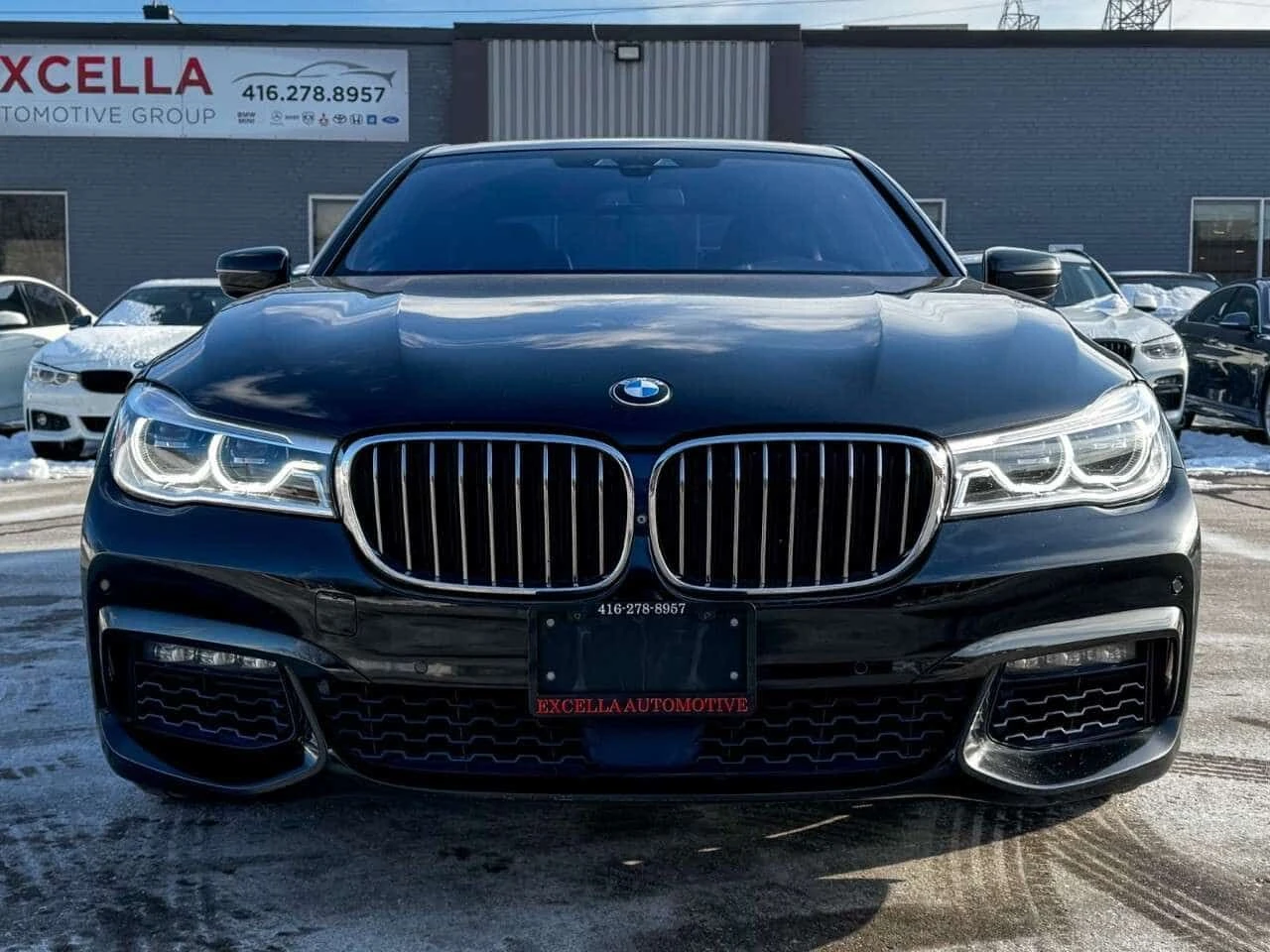 BMW 750 * Масажи * Harman Kardon * Фиксирана цена до БГ * , снимка 2 - Автомобили и джипове - 53995916