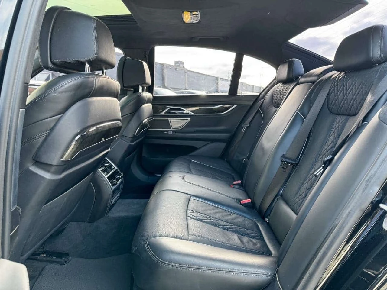 BMW 750 * Масажи * Harman Kardon * Фиксирана цена до БГ * , снимка 13 - Автомобили и джипове - 53995916