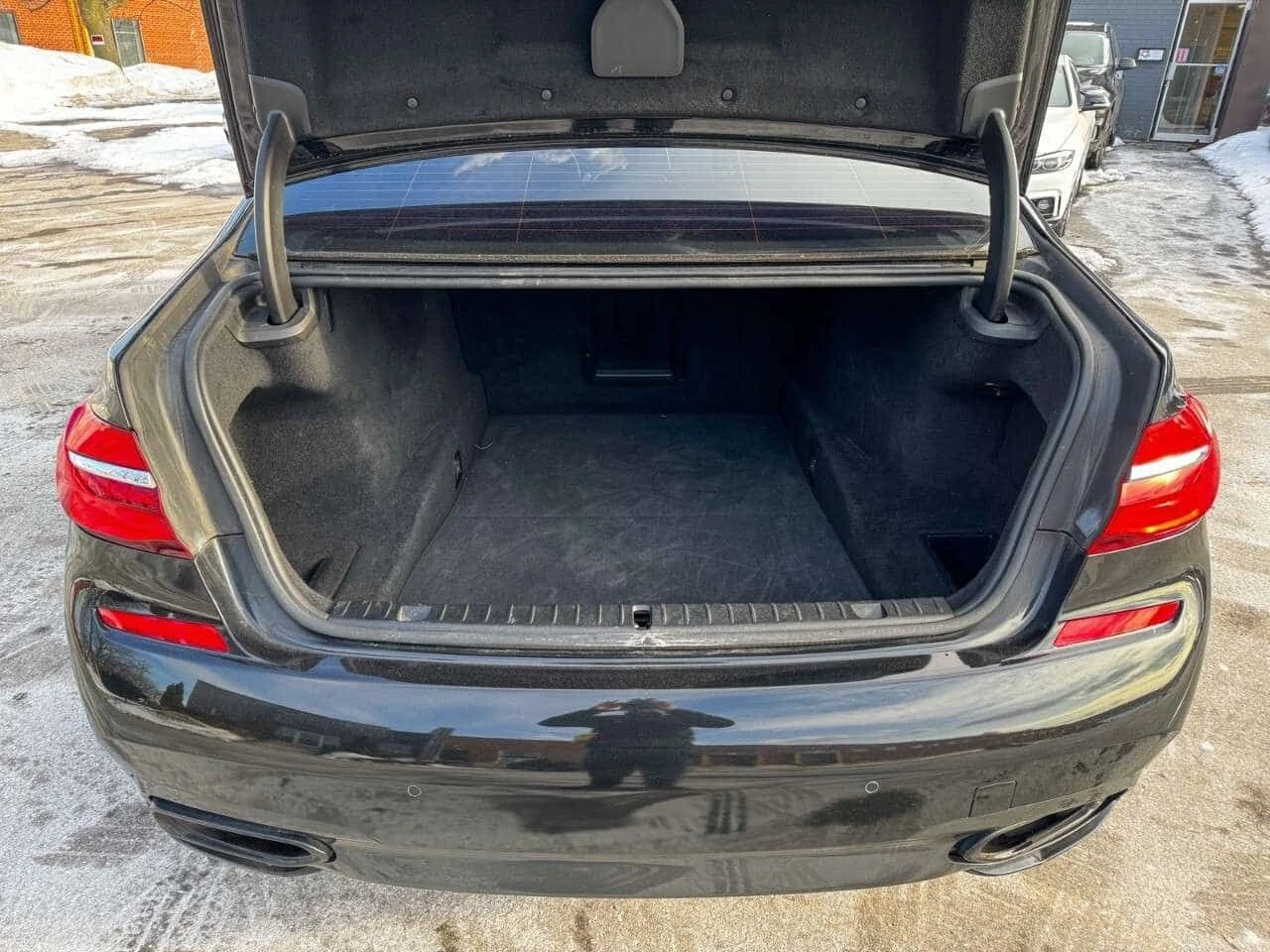 BMW 750 * Масажи * Harman Kardon * Фиксирана цена до БГ * , снимка 14 - Автомобили и джипове - 53995916