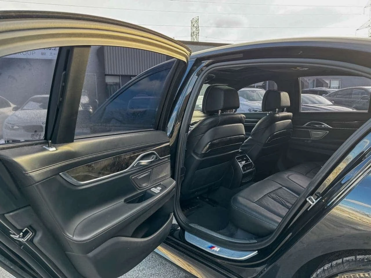 BMW 750 * Масажи * Harman Kardon * Фиксирана цена до БГ * , снимка 12 - Автомобили и джипове - 53995916