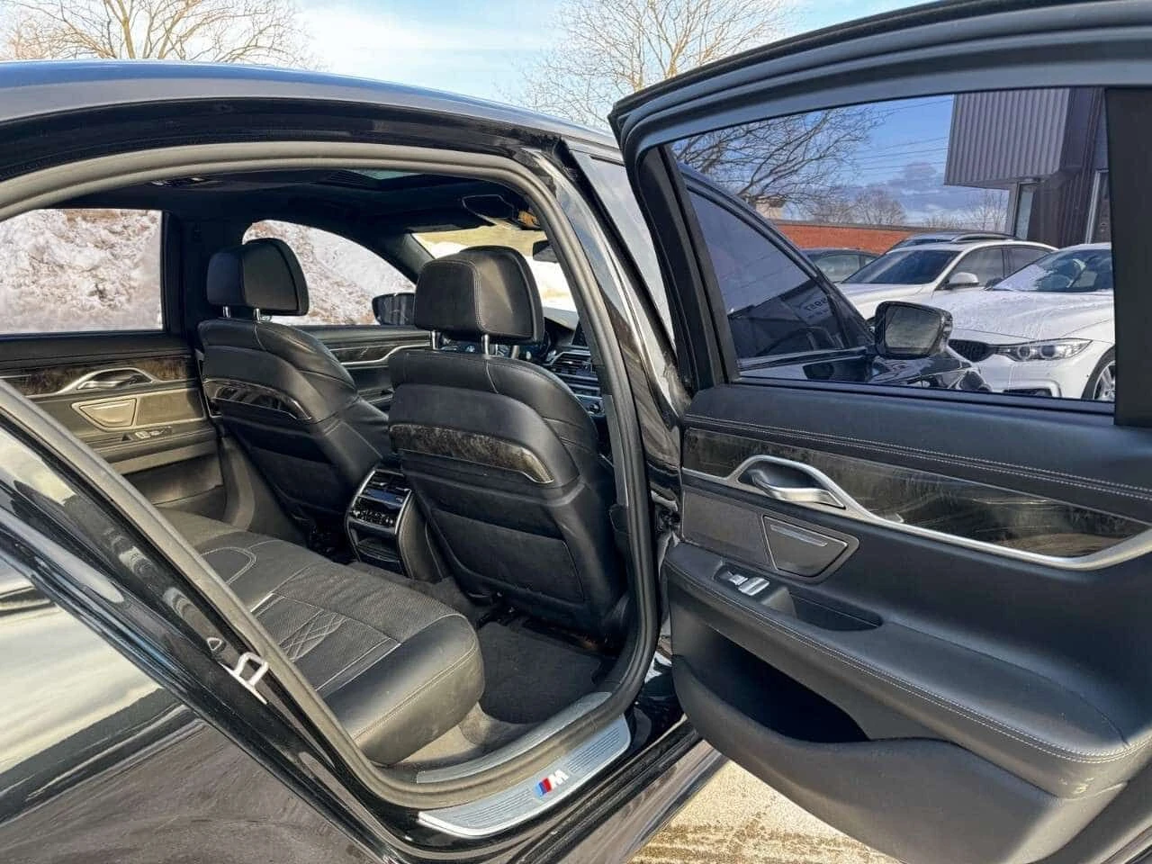 BMW 750 * Масажи * Harman Kardon * Фиксирана цена до БГ * , снимка 15 - Автомобили и джипове - 53995916