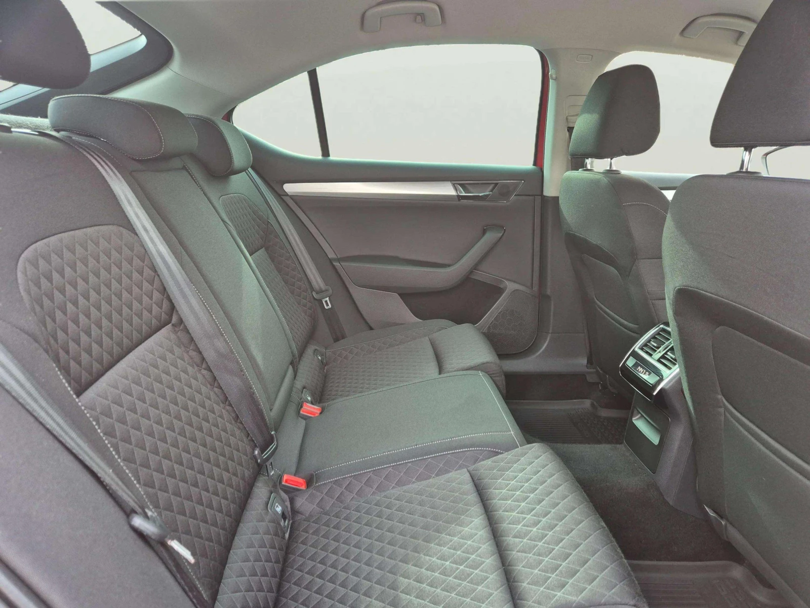 Skoda Superb 2.0 TDCi, снимка 9 - Автомобили и джипове - 55658500