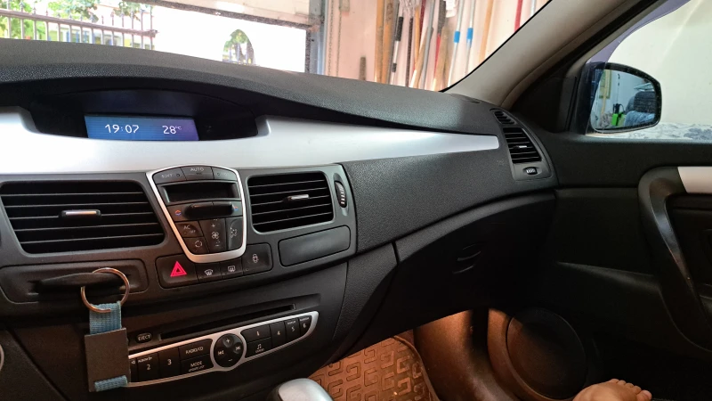 Renault Laguna III, снимка 9 - Автомобили и джипове - 52381077