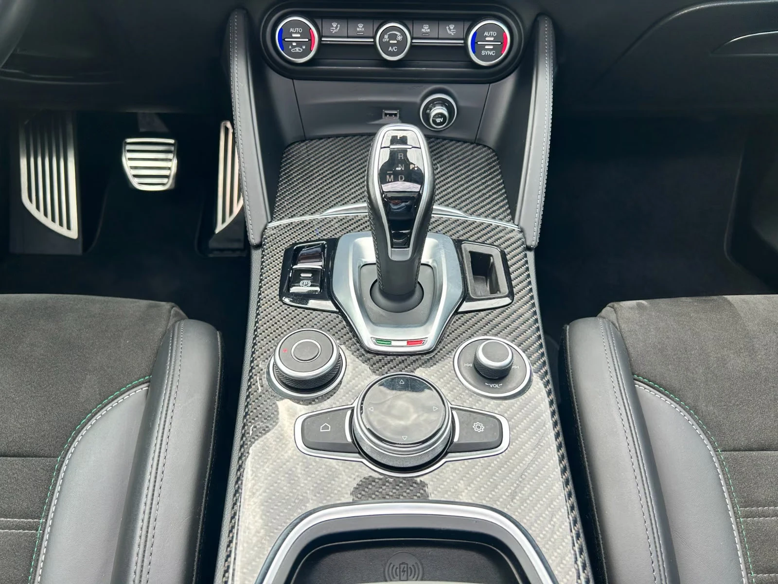 Alfa Romeo Stelvio QUADRIFOGLIO/SPARCO/510HP/CAM/PANO/ACC/CARBON/805z, снимка 16 - Автомобили и джипове - 55736116