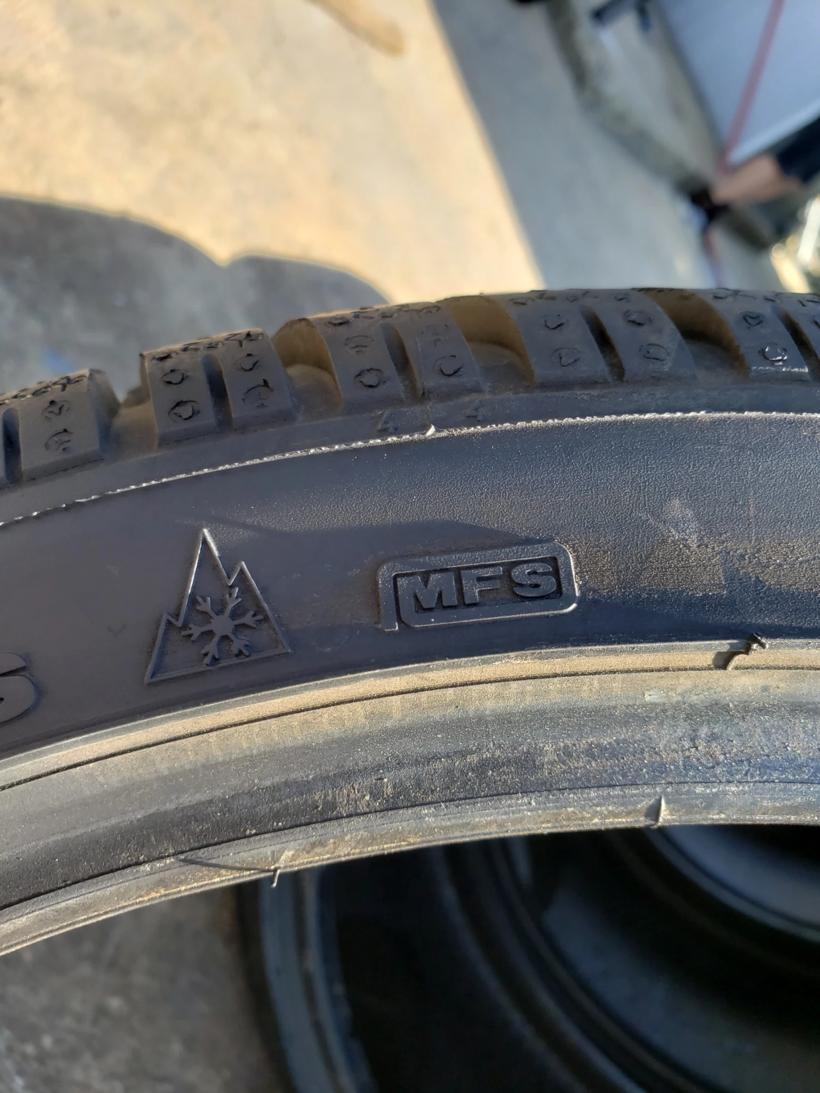 Гуми Зимни 295/30R19, снимка 9 - Гуми и джанти - 56138296