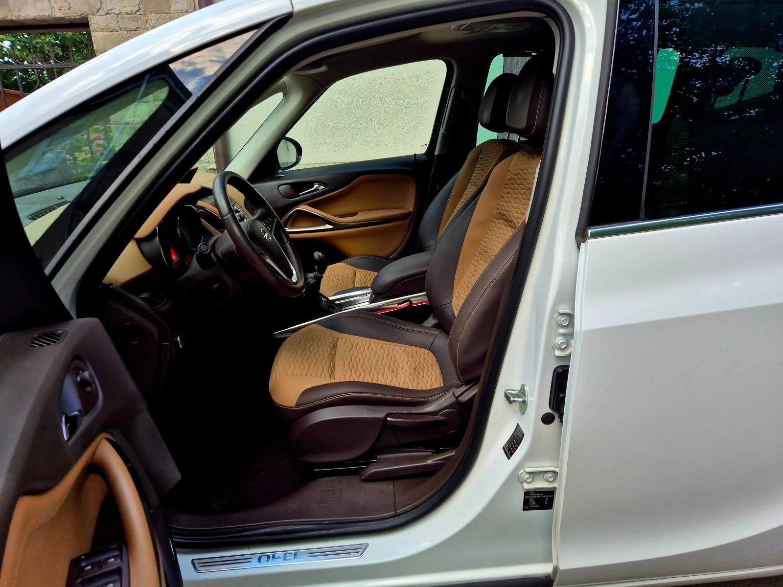 Opel Zafira 2.0d-COSMO-LUX-NAVI-6speed, снимка 12 - Автомобили и джипове - 54919475