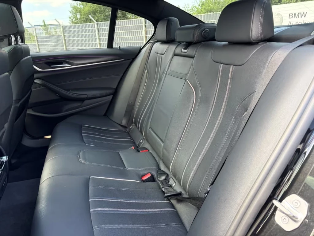BMW 530 286HP/M SPORT/19"/HUD/CAM/KLESS/PANO/749z, снимка 11 - Автомобили и джипове - 55661675