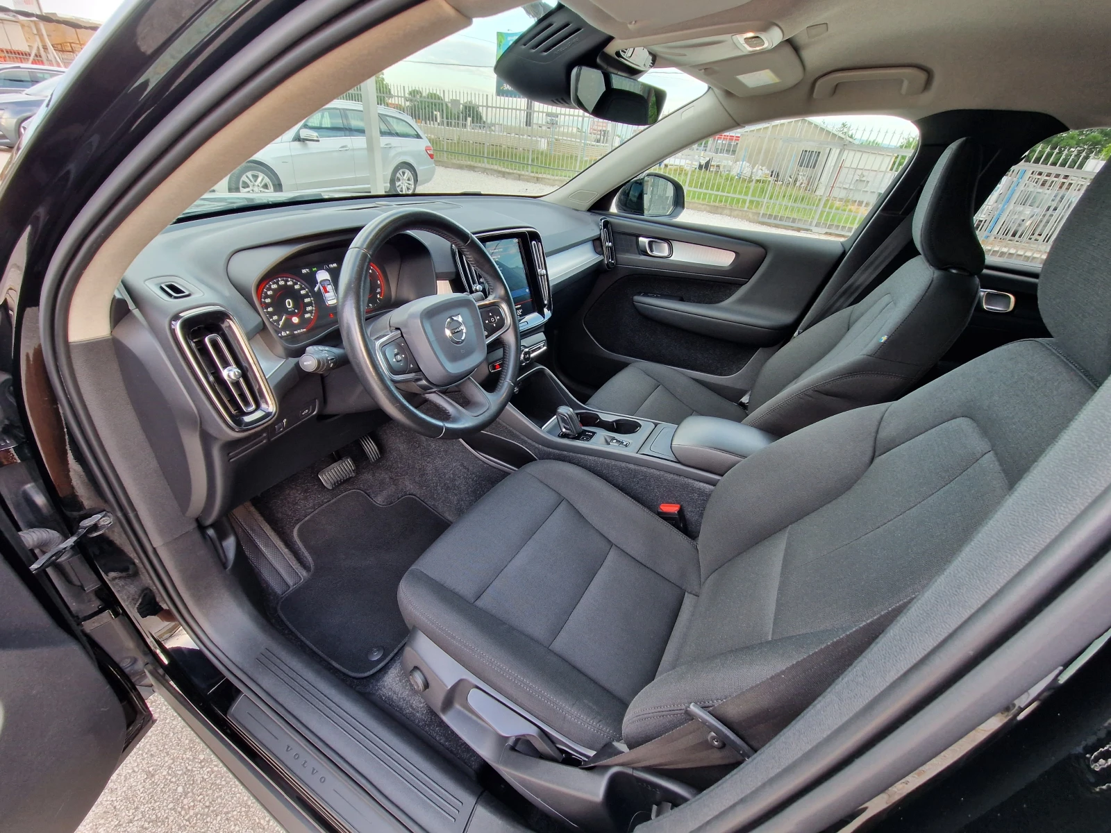 Volvo XC40 2.0 D3 R-Design * CAMERA* FUL LED* I-COCPIT - изображение 8