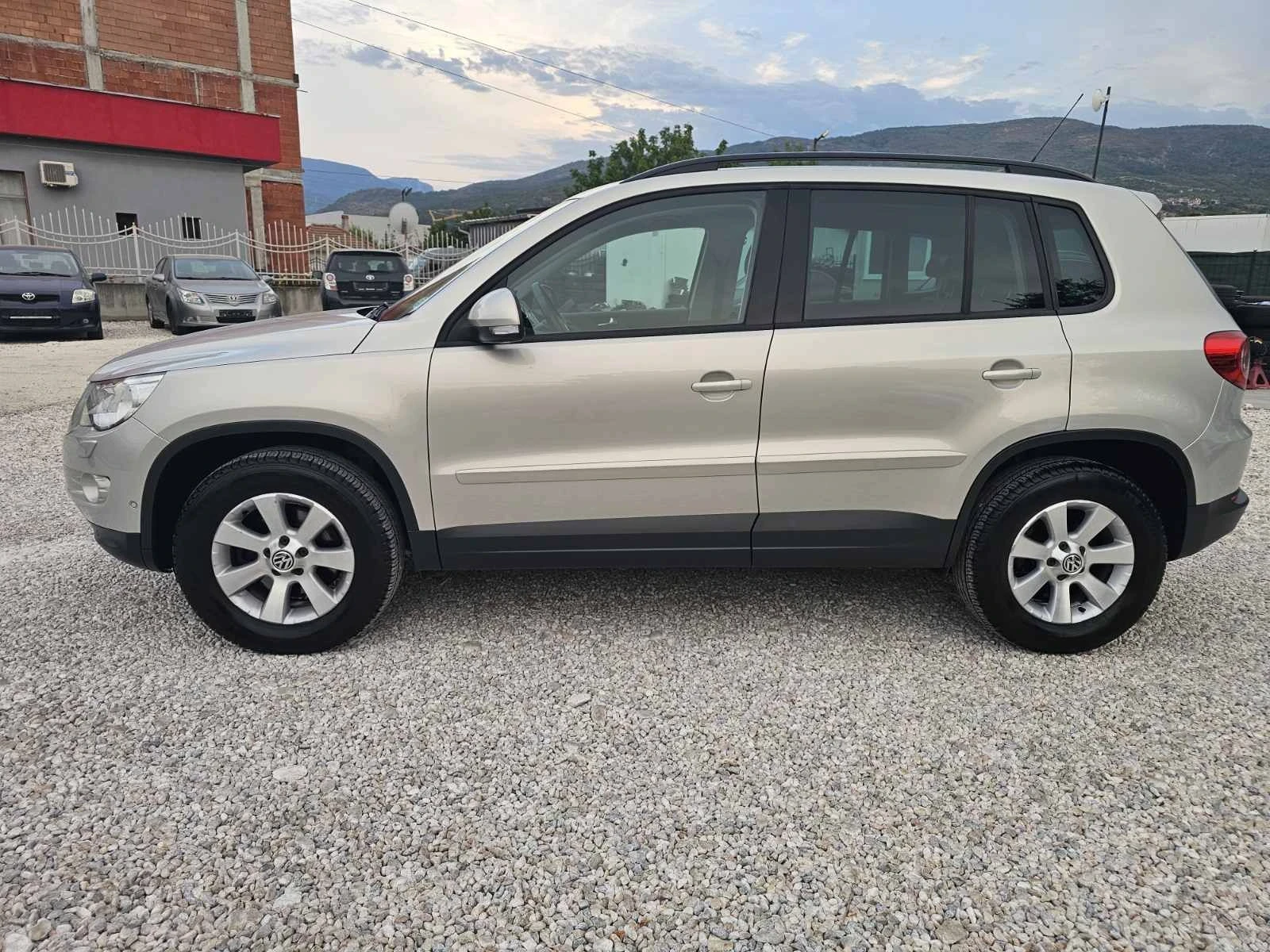VW Tiguan 2.0 TDI/ 4x4/ ПАНОРАМА/ КОЖА/ НАВИГАЦИЯ/ ПОДГРЕВ, снимка 3 - Автомобили и джипове - 55931039
