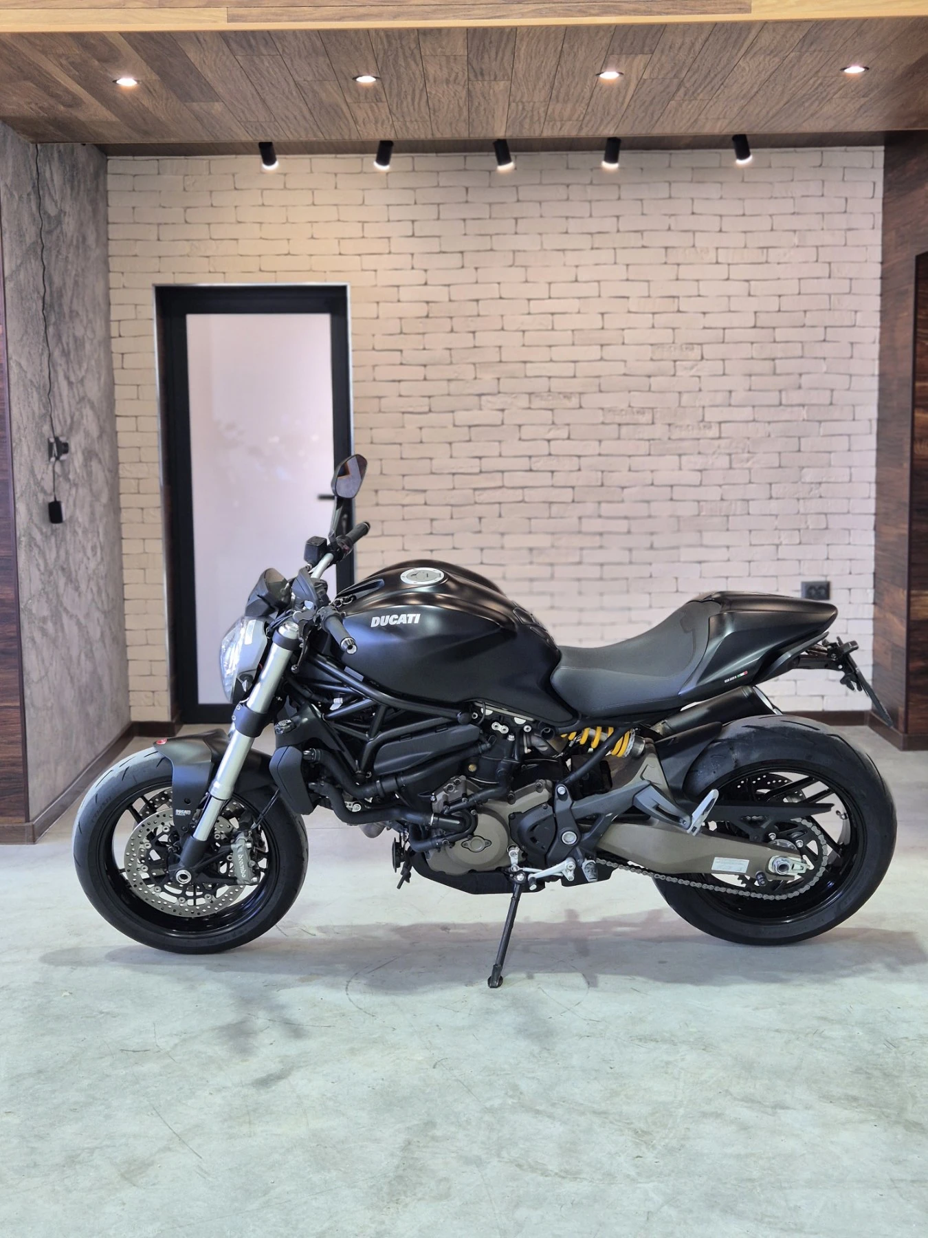 Ducati Monster 821 ABS 29000км! СЕРВИЗНА ИСТ. Нов внос ШВЕЙЦАРИЯ!, снимка 5 - Мотоциклети и мототехника - 54111458