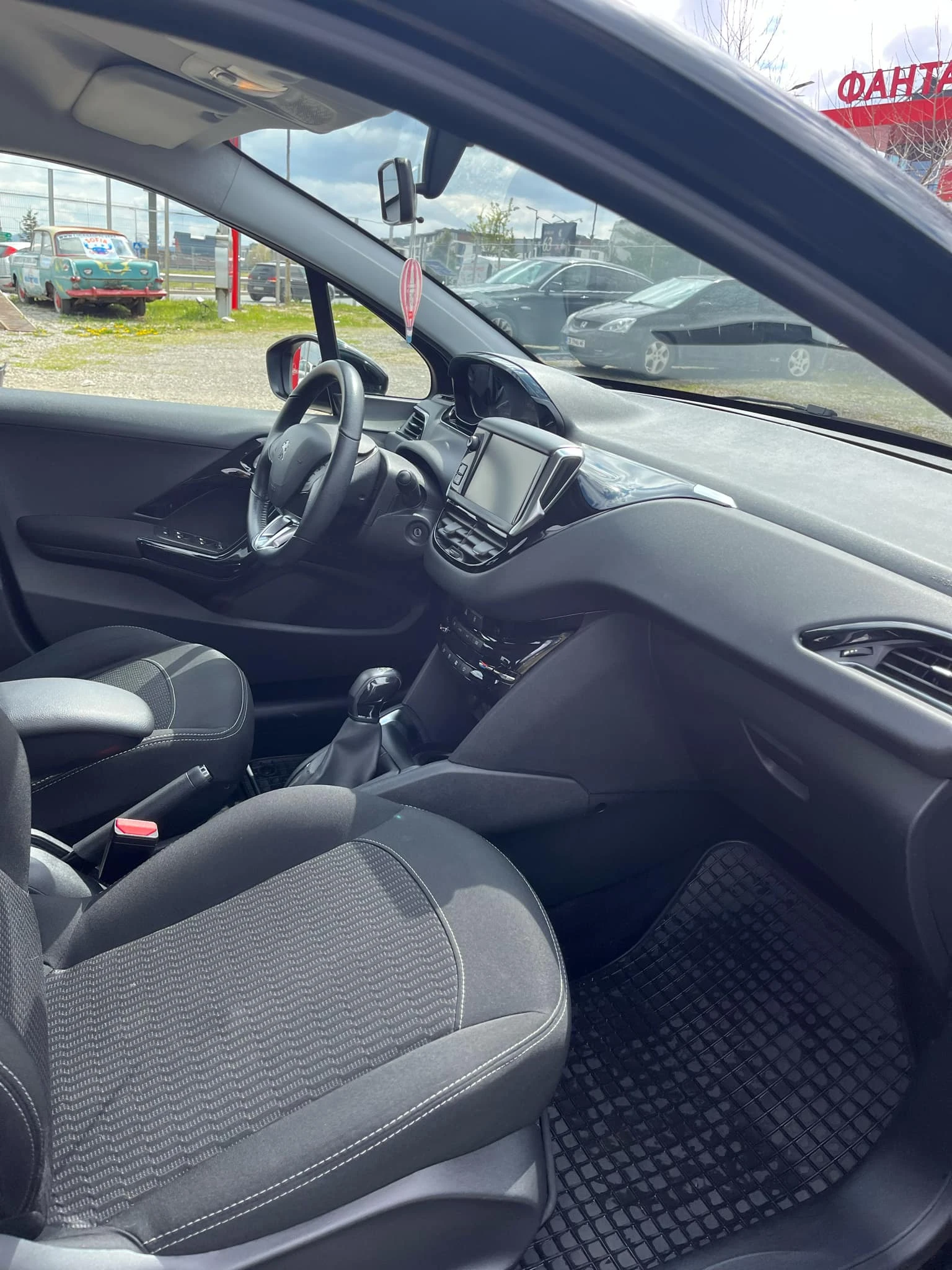 Peugeot 208 1.2 VTi 82 hp, 78 000 км, първи собственик от СФА - изображение 10