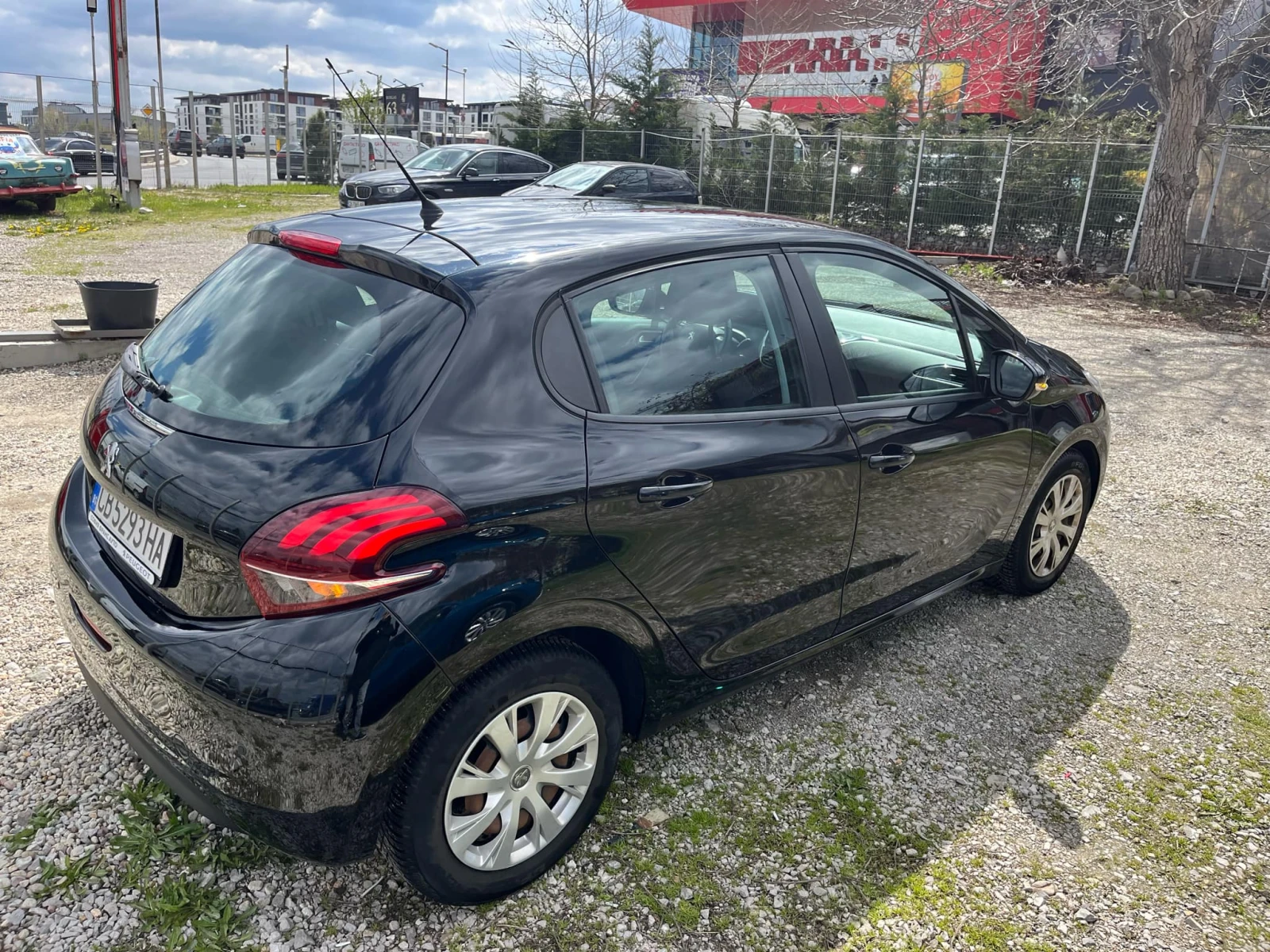 Peugeot 208 1.2 VTi 82 hp, 78 000 км, първи собственик от СФА - изображение 4