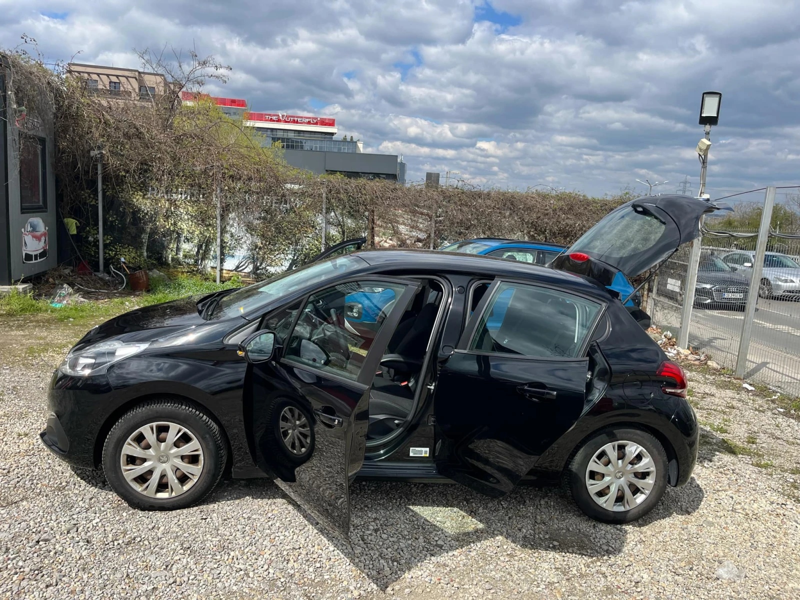 Peugeot 208 1.2 VTi 82 hp, 78 000 км, първи собственик от СФА - изображение 2