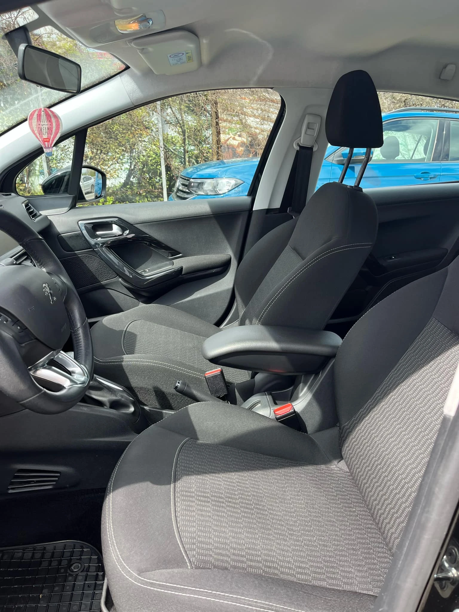 Peugeot 208 1.2 VTi 82 hp, 78 000 км, първи собственик от СФА - изображение 9