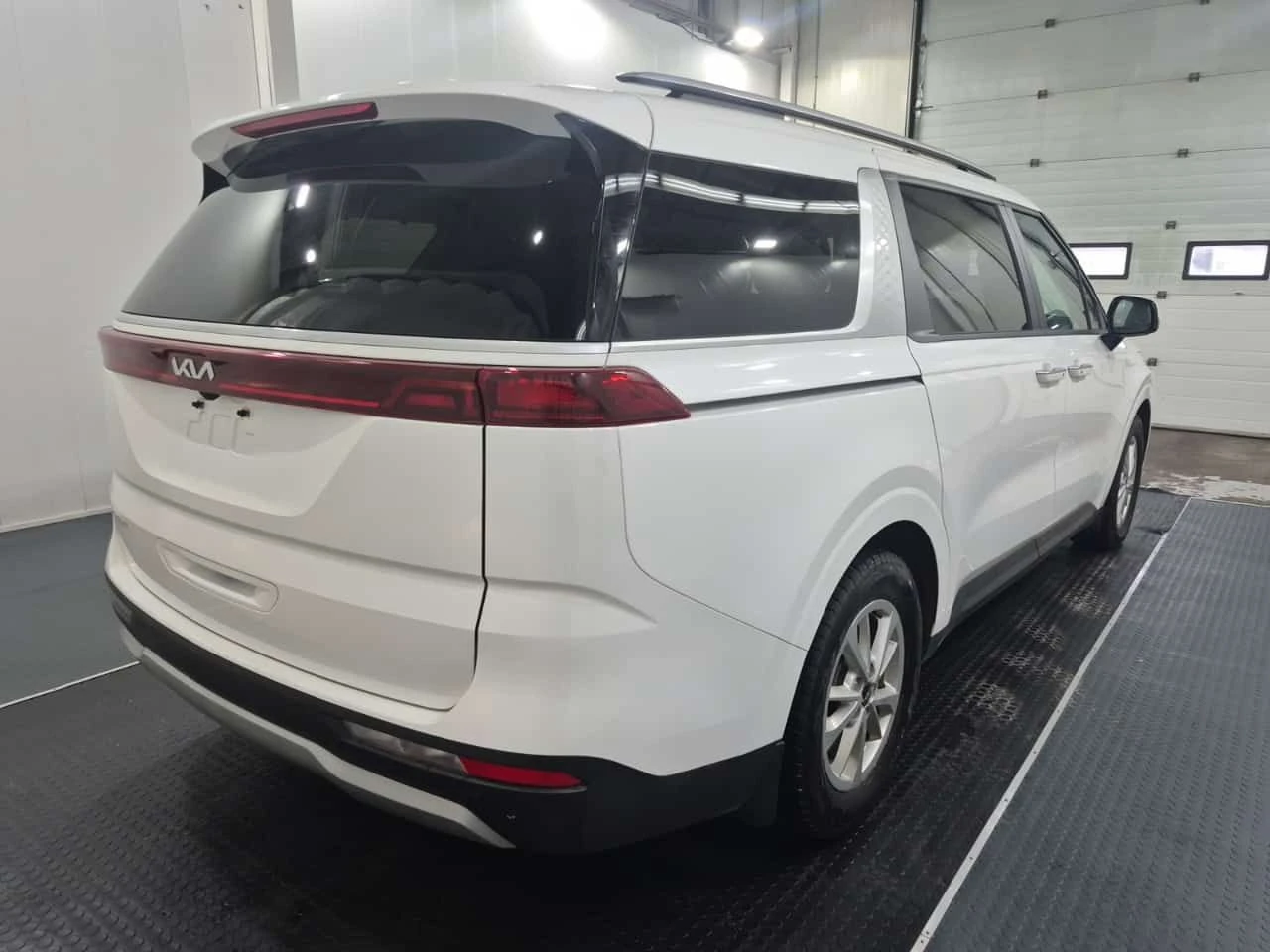 Kia Carnival LX| ПОДГРЕВИ| CARFAX| АВТОФИНАНСИРАНЕ, снимка 4 - Автомобили и джипове - 54656385