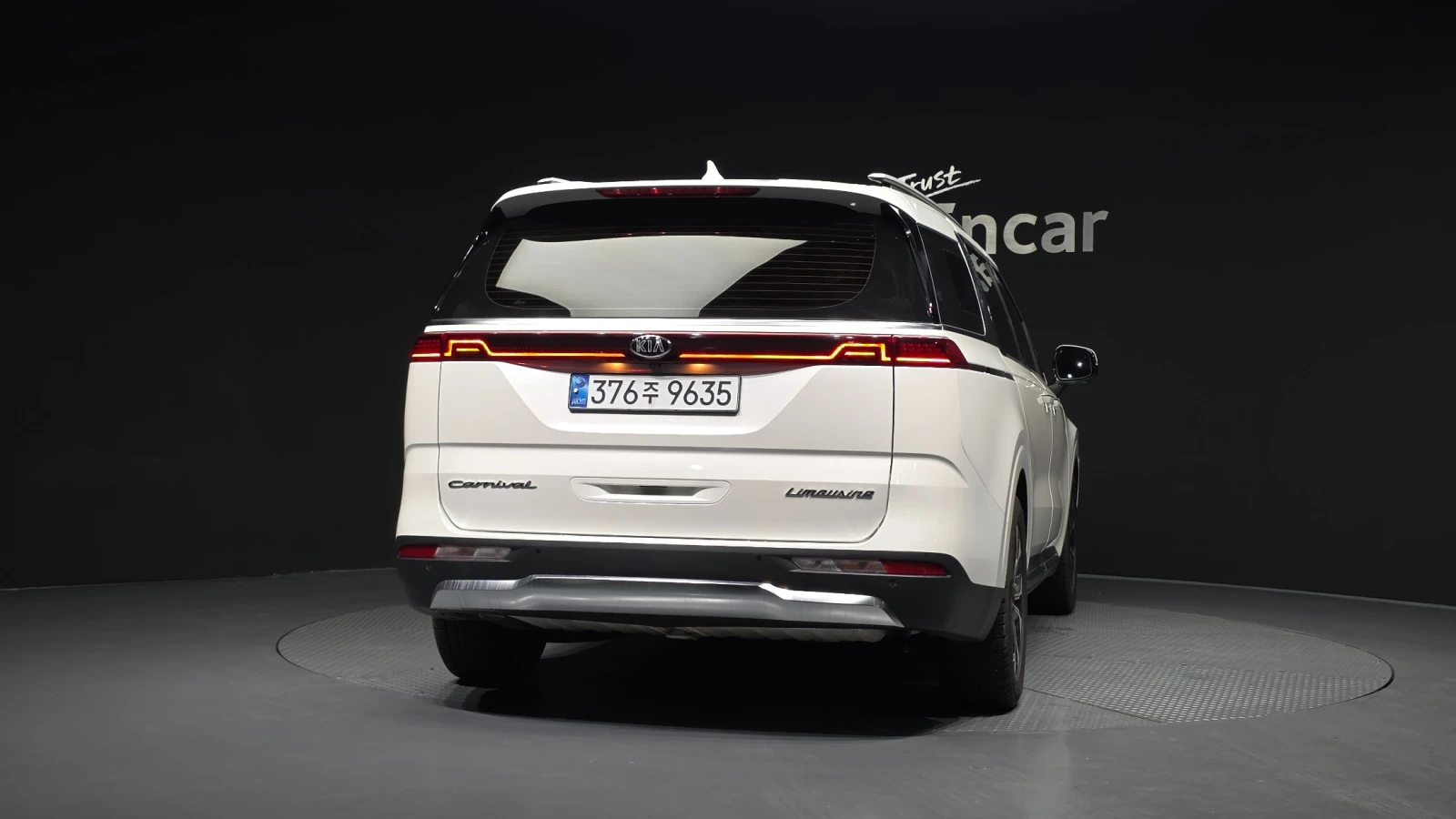 Kia Carnival 7-Seater Signature, снимка 4 - Автомобили и джипове - 55433599