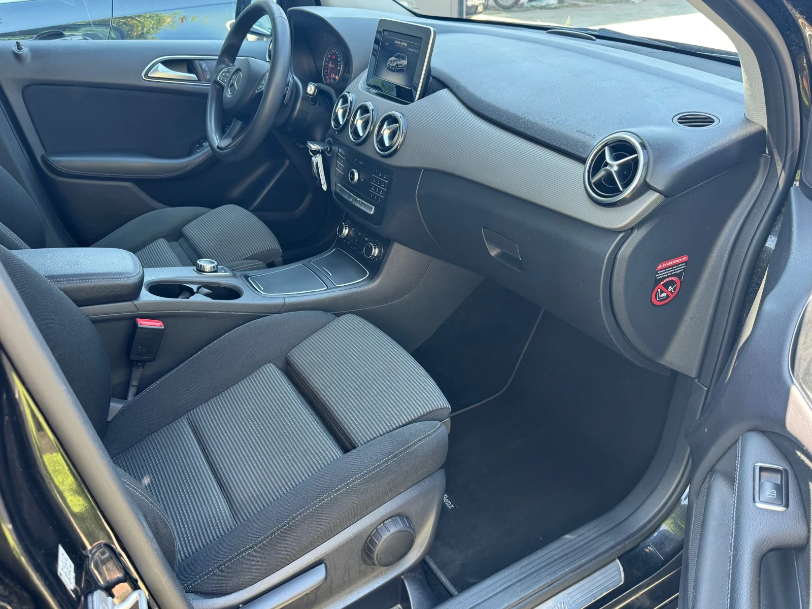 Mercedes-Benz B 180 Facelift Automatic , снимка 14 - Автомобили и джипове - 55474284