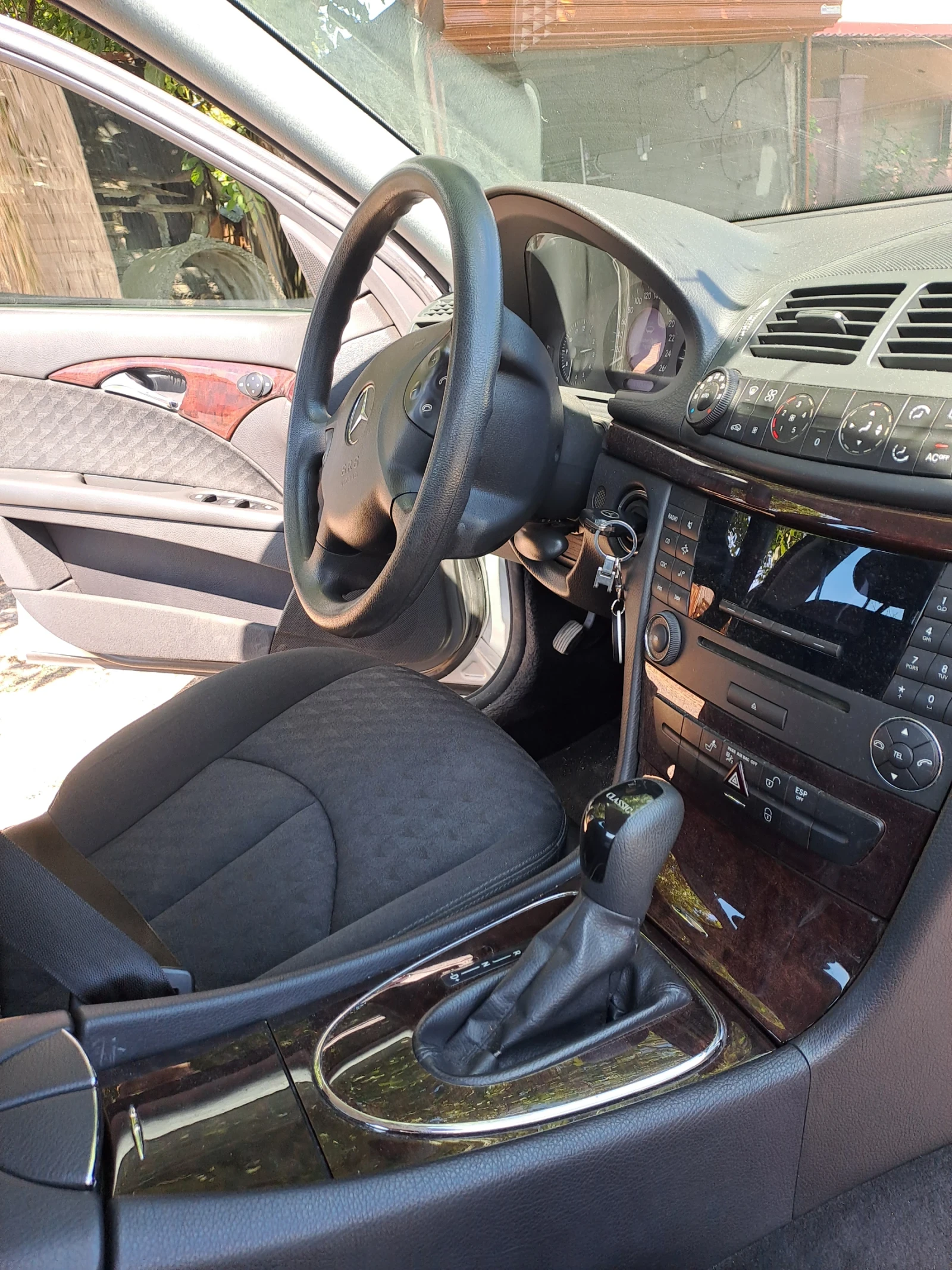 Mercedes-Benz E 220, снимка 4 - Автомобили и джипове - 56583467