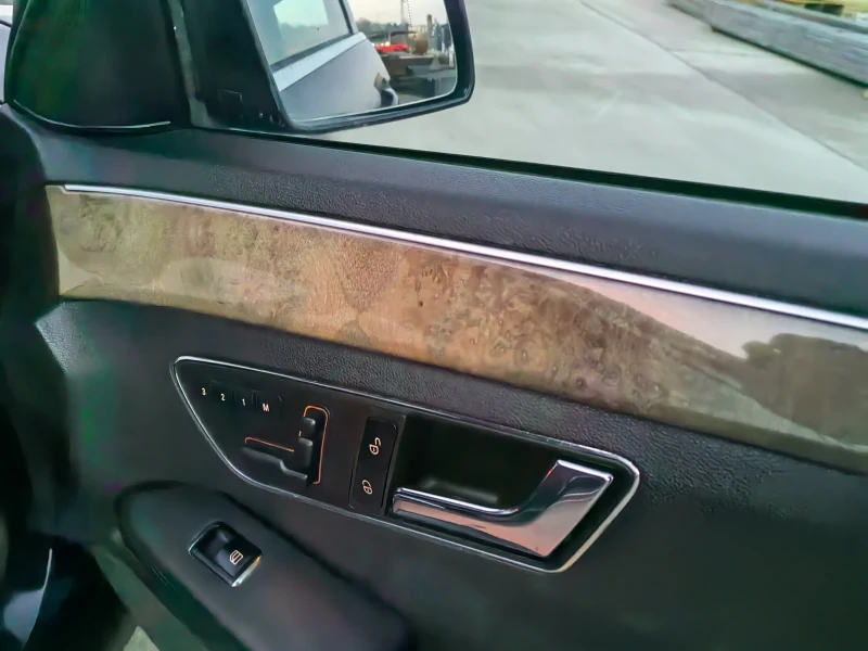 Mercedes-Benz E 350 Много екстри , снимка 13 - Автомобили и джипове - 53101435