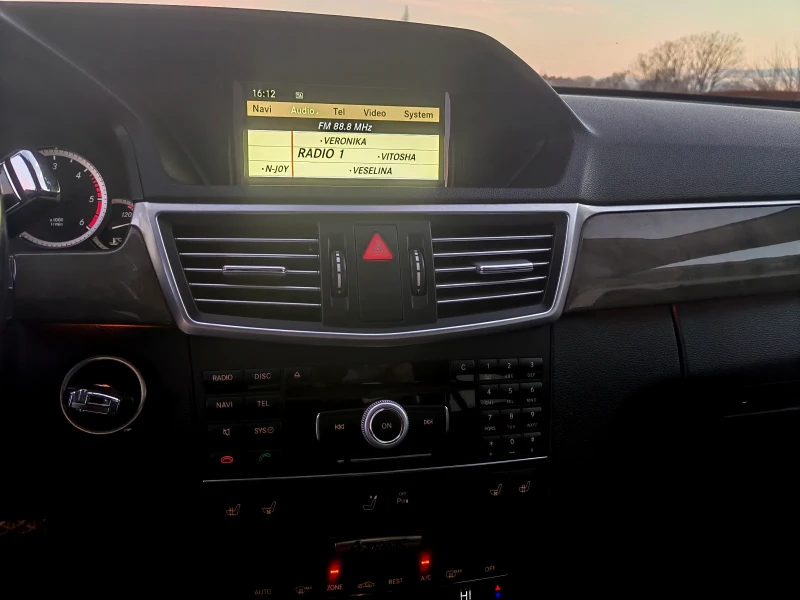 Mercedes-Benz E 350 Много екстри , снимка 4 - Автомобили и джипове - 53101435