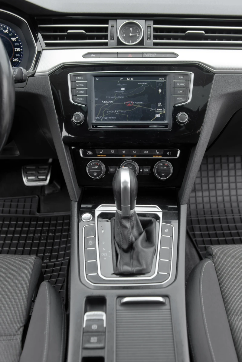 VW Passat 2.0 TDI-RLine-NAVI-DIGITAL COCKPIT-LED-ПАНОРАМА , снимка 14 - Автомобили и джипове - 53354654