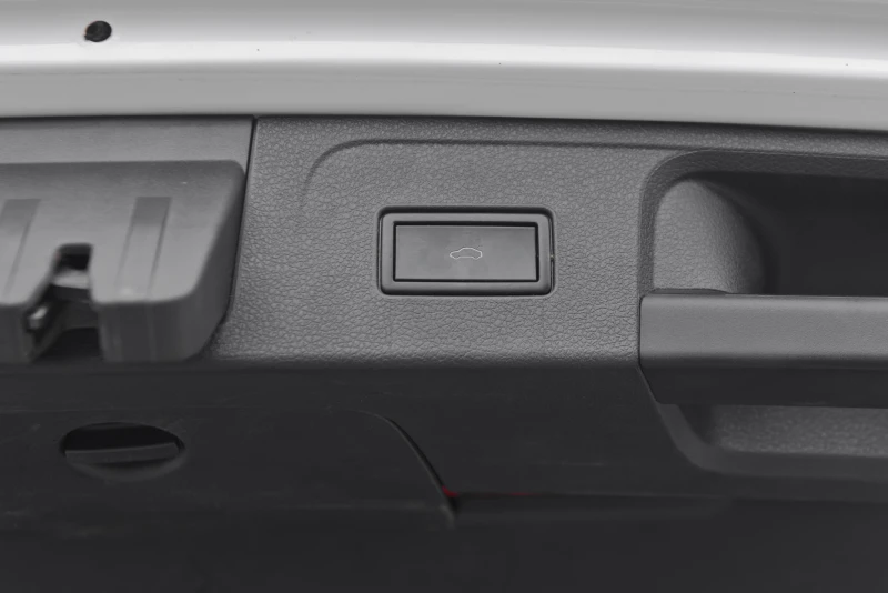 VW Passat 2.0 TDI-RLine-NAVI-DIGITAL COCKPIT-LED-ПАНОРАМА , снимка 17 - Автомобили и джипове - 53354654