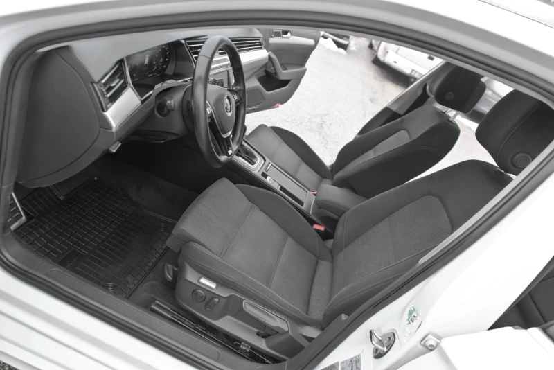 VW Passat 2.0 TDI-RLine-NAVI-DIGITAL COCKPIT-LED-ПАНОРАМА , снимка 9 - Автомобили и джипове - 53354654