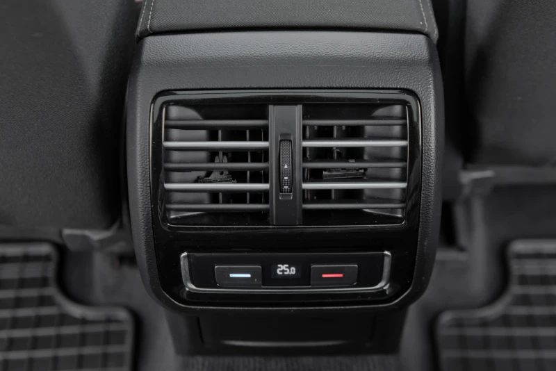 VW Passat 2.0 TDI-RLine-NAVI-DIGITAL COCKPIT-LED-ПАНОРАМА , снимка 16 - Автомобили и джипове - 53354654