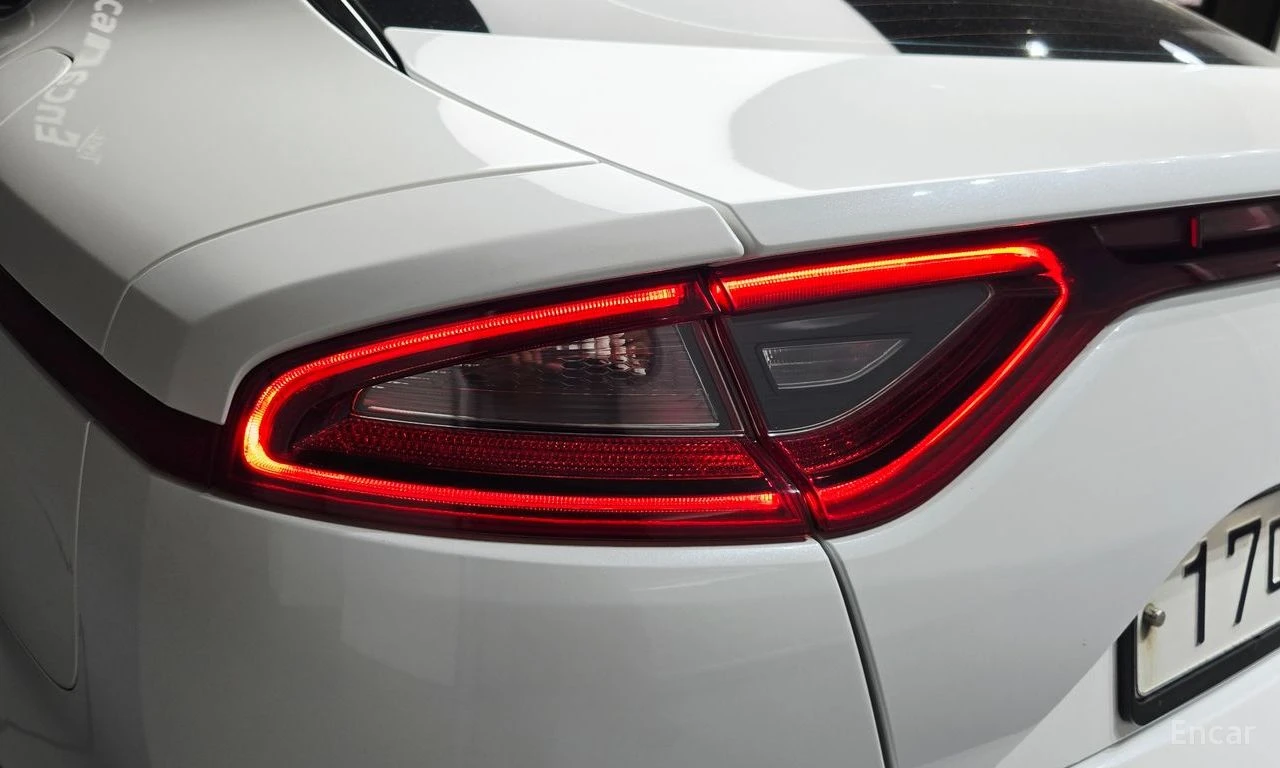 Kia Stinger 2.0* TURBO* 2WD* PLATINUM* ПОДГРЕВ* ОБДУХВАНЕ, снимка 14 - Автомобили и джипове - 54763007