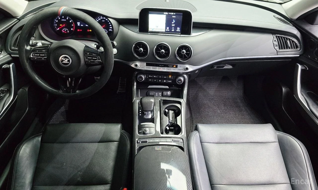 Kia Stinger 2.0* TURBO* 2WD* PLATINUM* ПОДГРЕВ* ОБДУХВАНЕ, снимка 4 - Автомобили и джипове - 54763007