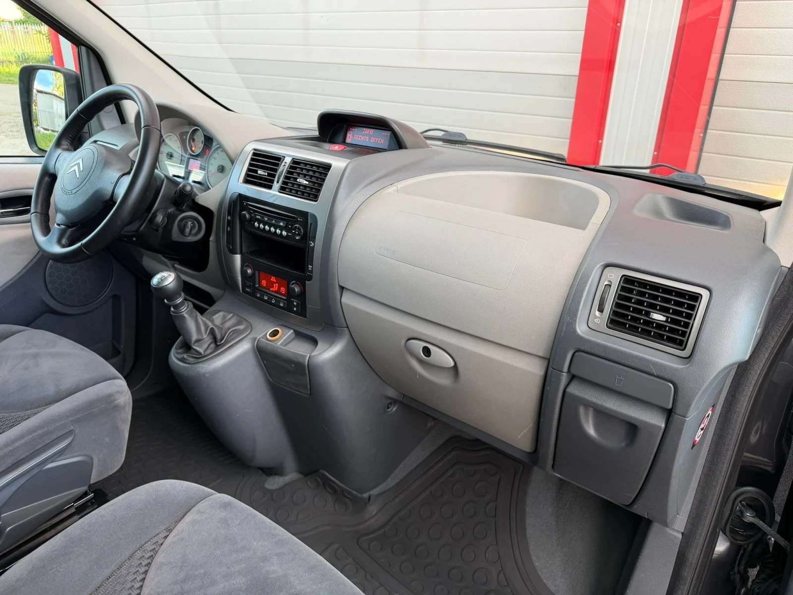 Citroen Jumpy 2.0HDI KLIMATRONIK 8-МЕСТЕН 6-СКОРОСТИ ЛИЗИНГ!!!, снимка 15 - Автомобили и джипове - 55868689