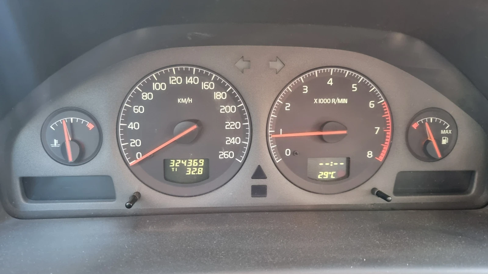 Volvo V70 Комби, снимка 8 - Автомобили и джипове - 56015138