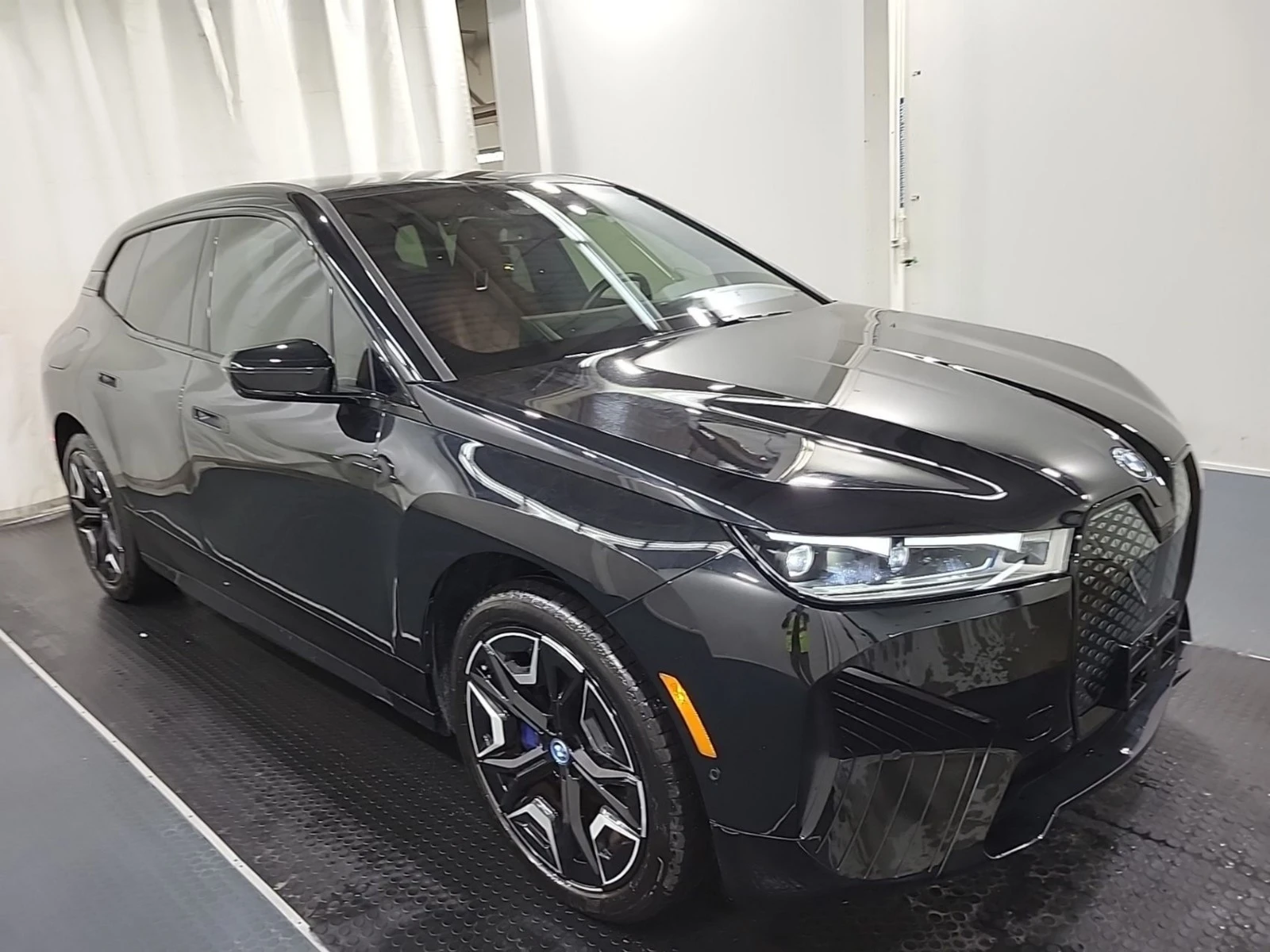 BMW iX Xdrive50* Bowers & Wilkins Diamond* Sky Lounge, снимка 2 - Автомобили и джипове - 56301267