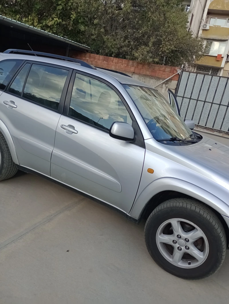 Toyota Rav4 Ръчюна, снимка 10 - Автомобили и джипове - 48085653