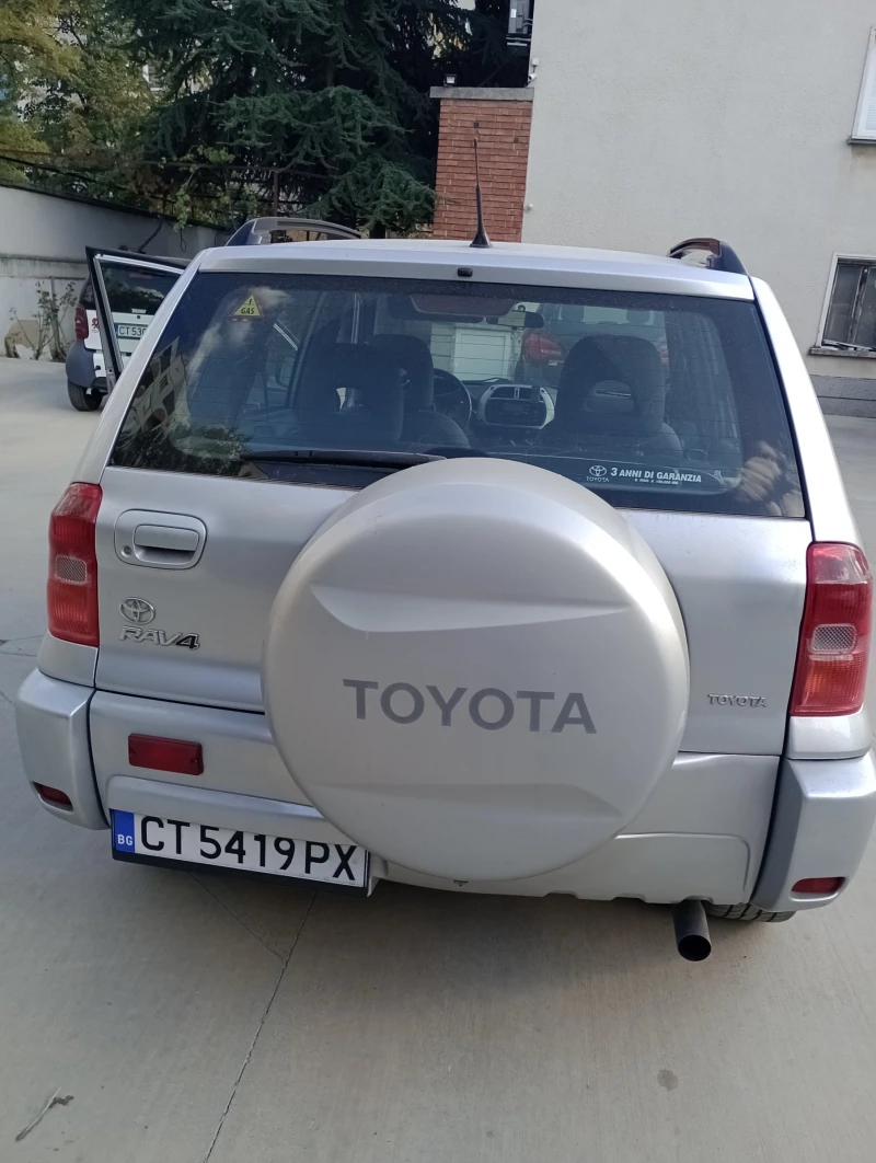 Toyota Rav4 Ръчюна, снимка 12 - Автомобили и джипове - 48085653