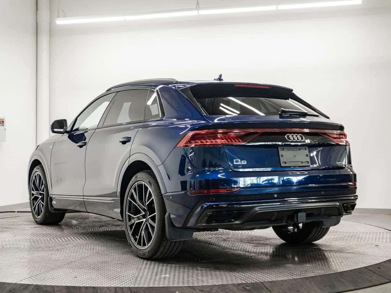 Audi Q8 * TECHNIK * S-LINE * Фиксирана цена до БГ * CARFAX, снимка 3 - Автомобили и джипове - 56256601