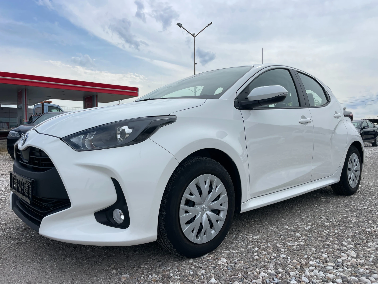 Toyota Yaris 1.5 hybrid  - изображение 3