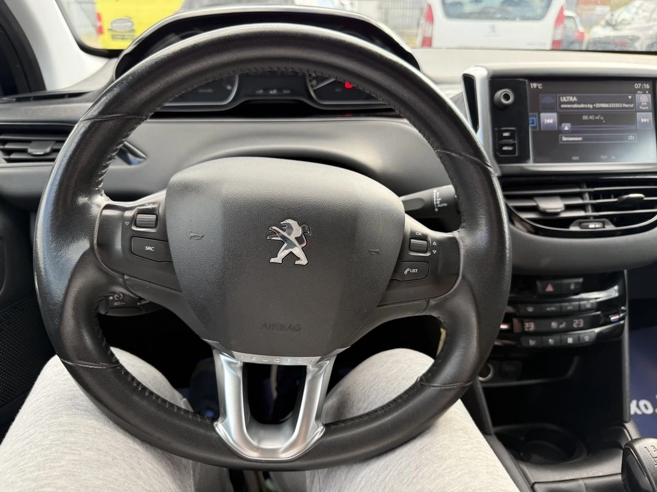 Peugeot 208 1.6 HDI-KLIMATRONIC, снимка 14 - Автомобили и джипове - 54149974