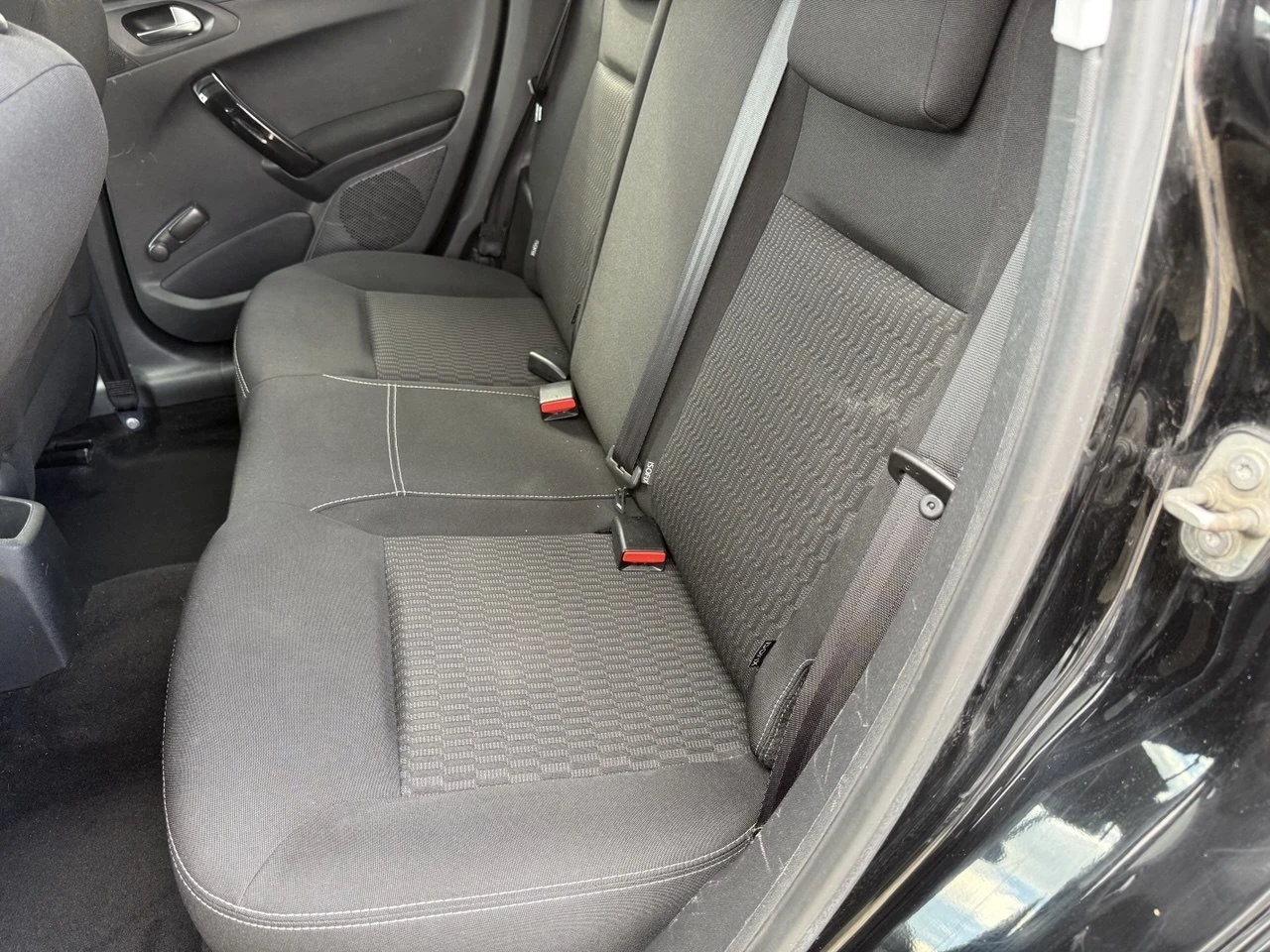 Peugeot 208 1.6 HDI-KLIMATRONIC, снимка 11 - Автомобили и джипове - 54149974