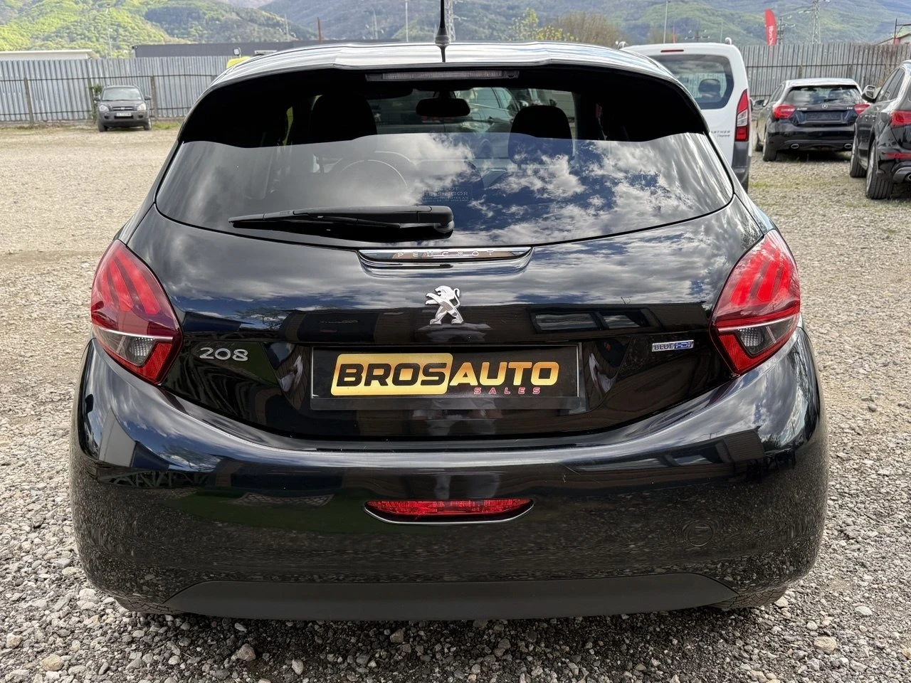 Peugeot 208 1.6 HDI-KLIMATRONIC, снимка 8 - Автомобили и джипове - 54149974