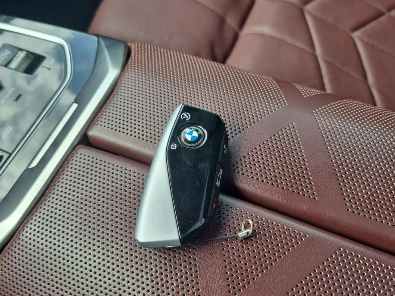 BMW i7 XDRIVE60| BOWERS & WILKINS| MASSAGE| SWAROWSKI| , снимка 8 - Автомобили и джипове - 54203044