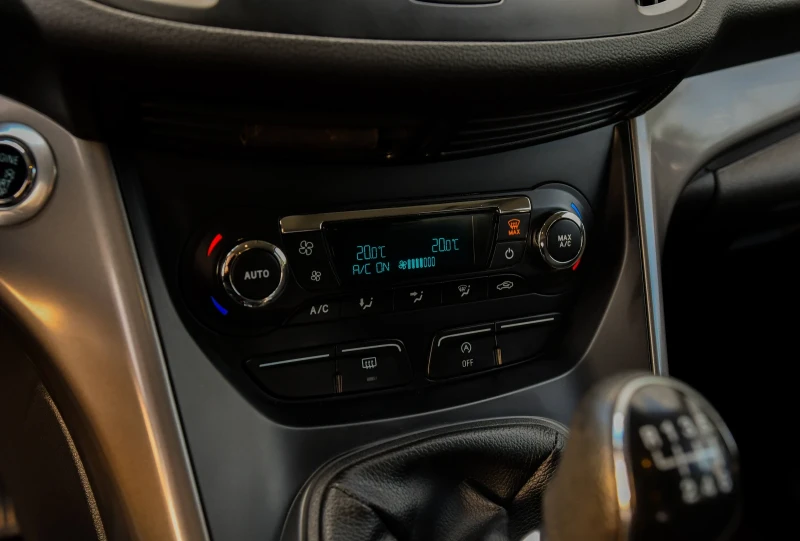 Ford Kuga 2.2, снимка 11 - Автомобили и джипове - 51838617