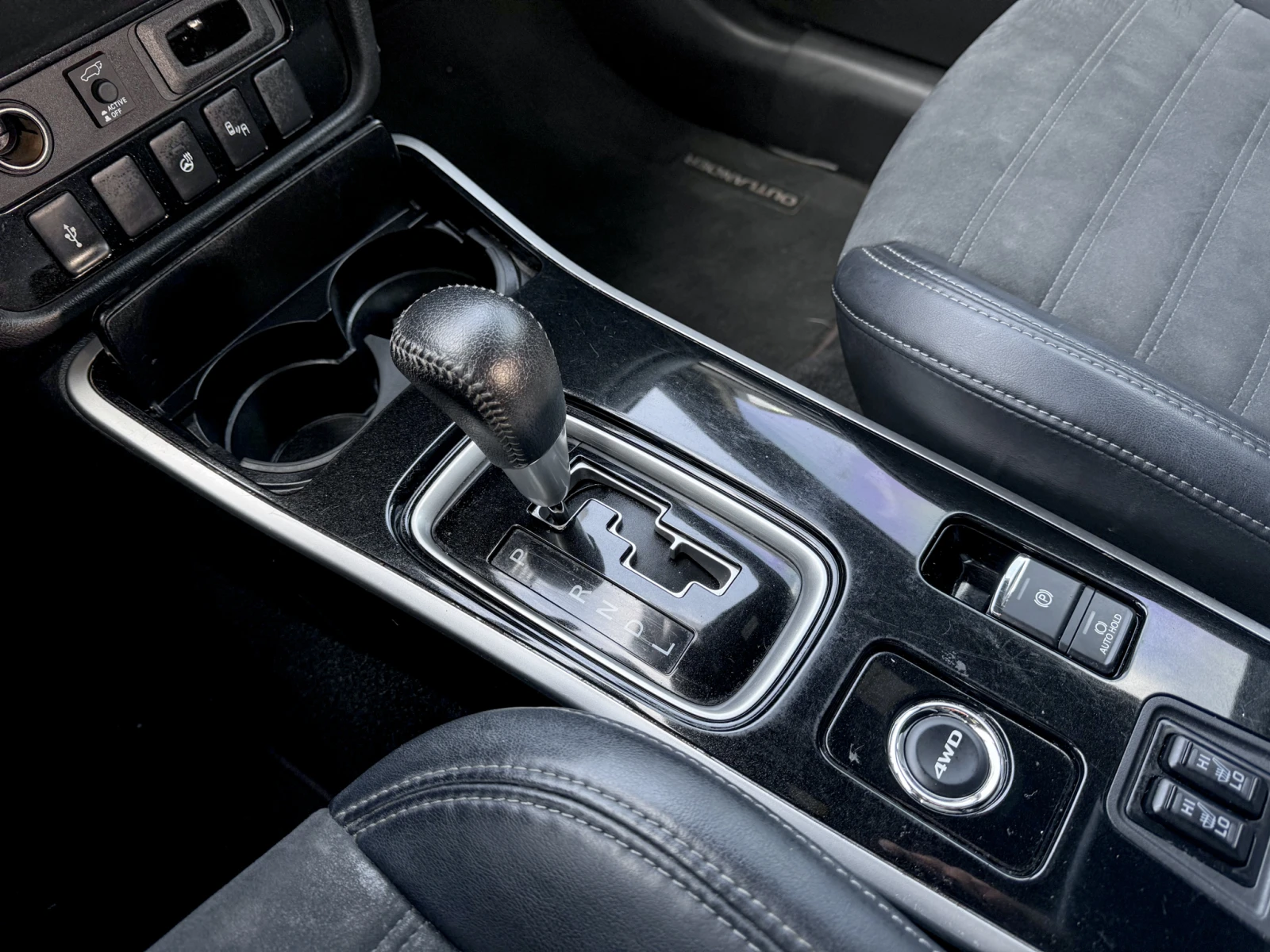 Mitsubishi Outlander Se Black 3.0 V6 7 места Шибидах, снимка 8 - Автомобили и джипове - 55477067