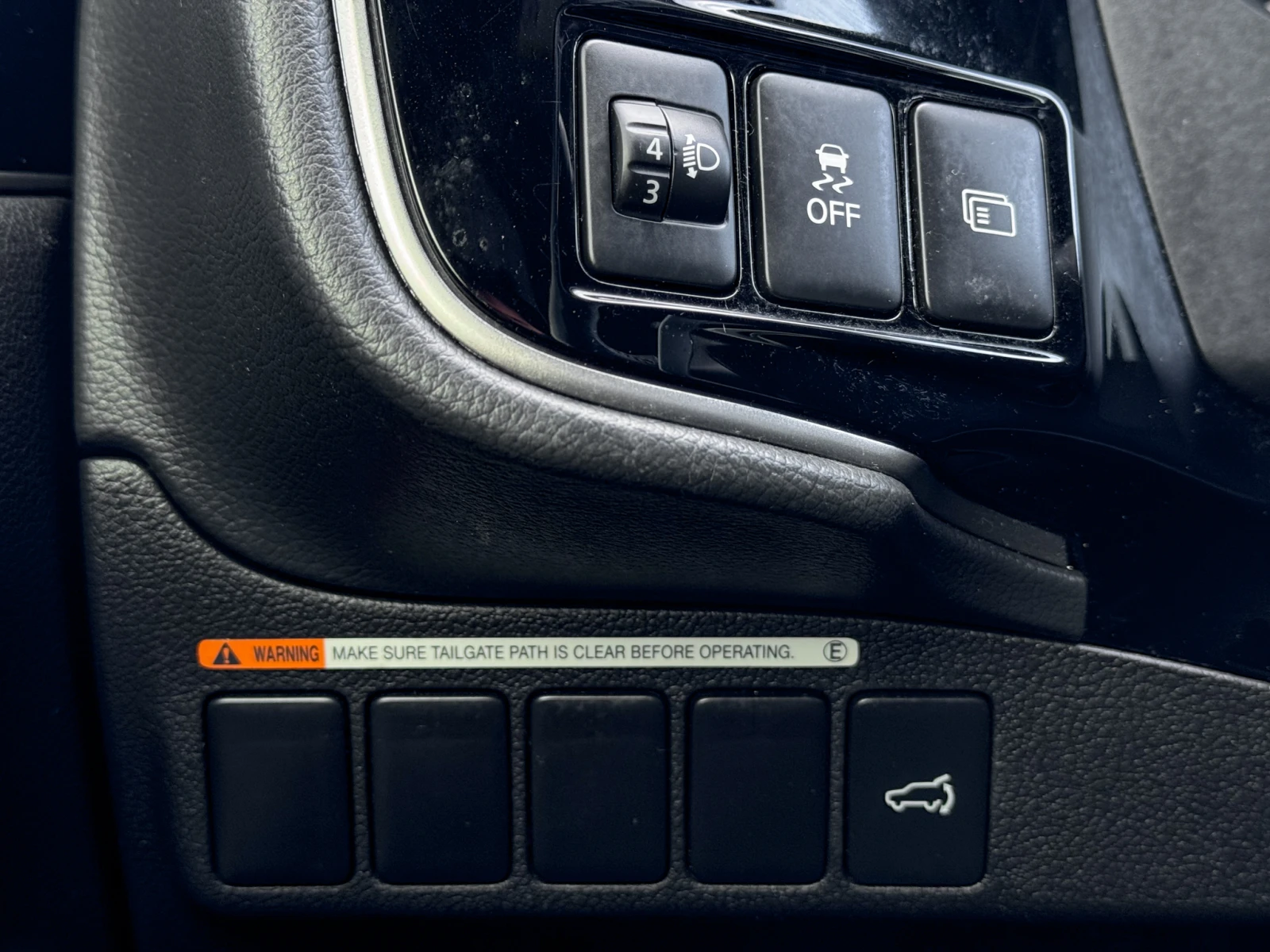 Mitsubishi Outlander Se Black 3.0 V6 7 места Шибидах, снимка 11 - Автомобили и джипове - 55477067