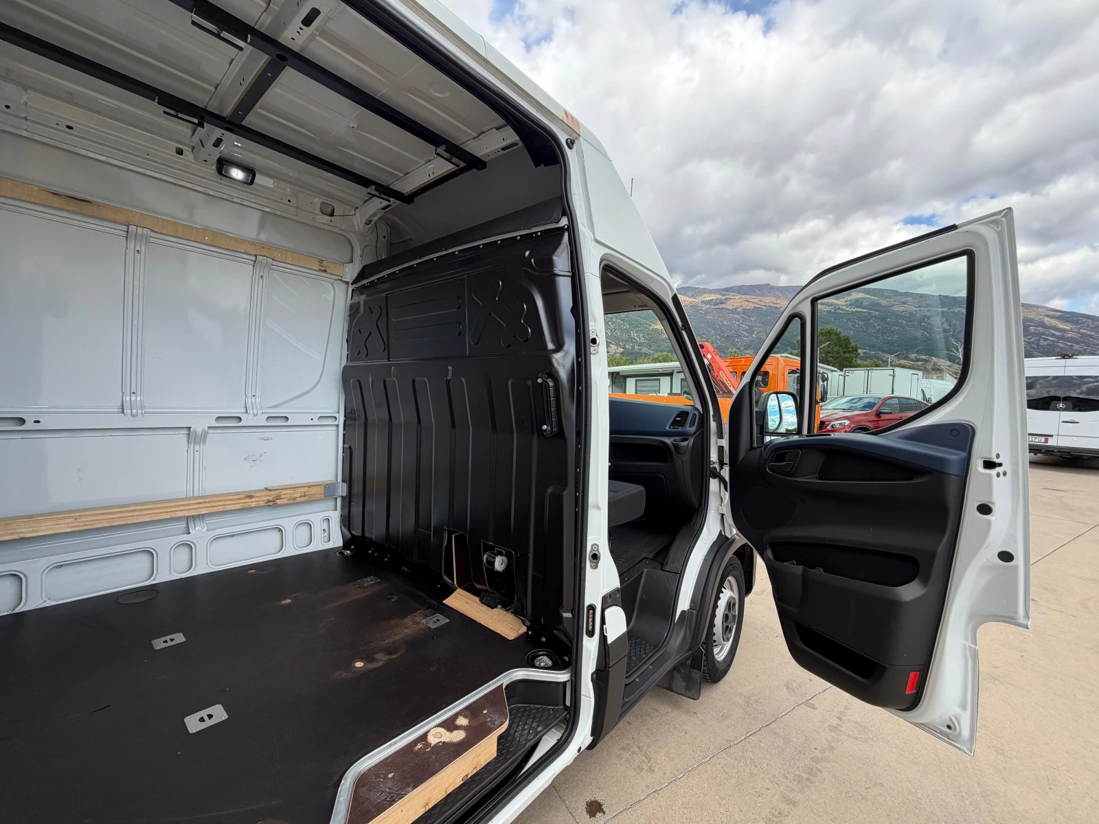 Iveco 35s16 MAXI!LED!2-БРОЯ!EURO6!FULL!ТОП!, снимка 7 - Бусове и автобуси - 56197153