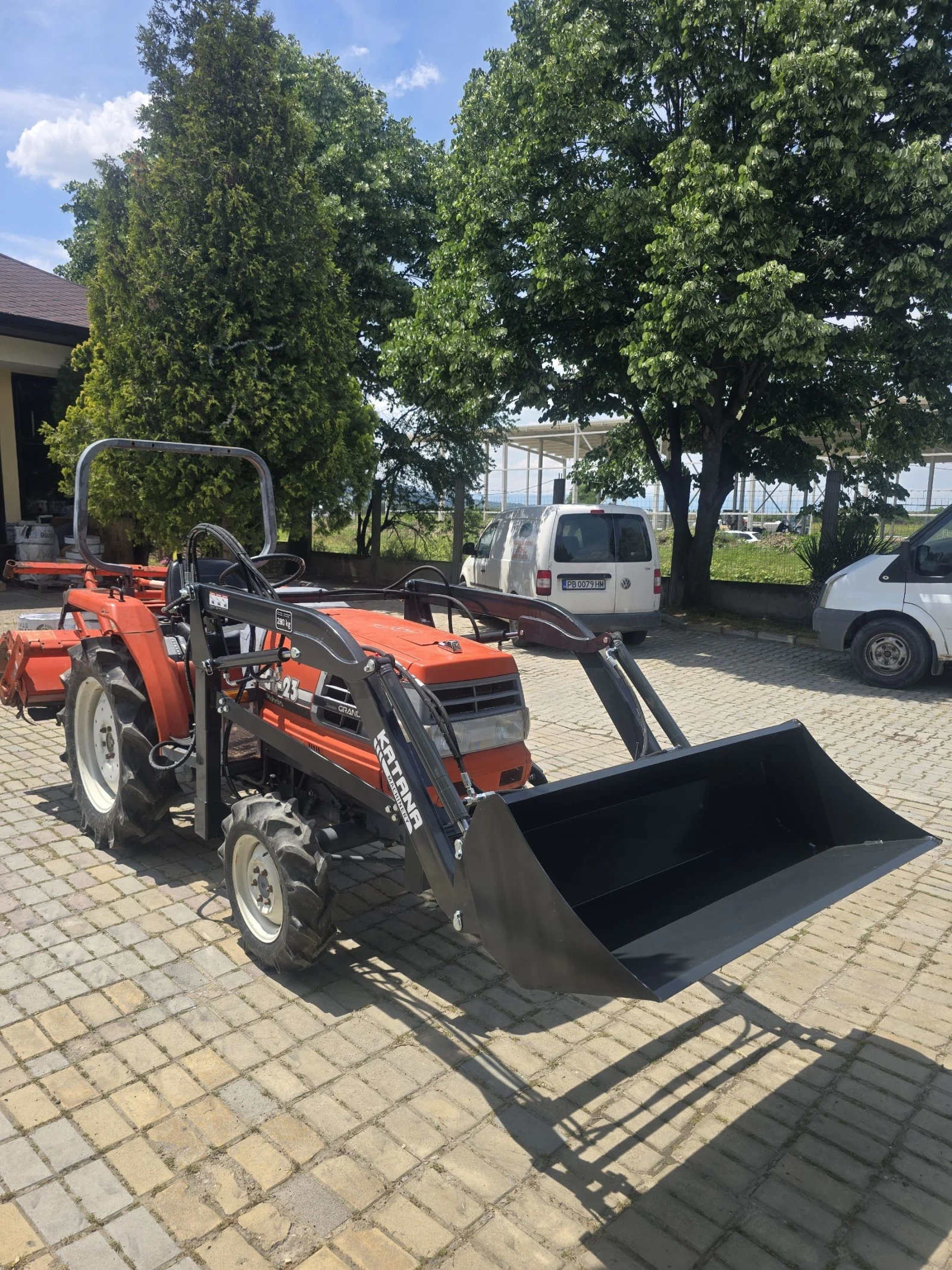 Трактор Kubota Gl 23 с нов челен товарач и фреза, снимка 2 - Селскостопанска техника - 54618284
