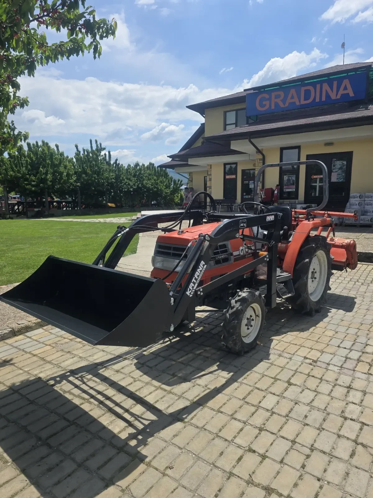 Трактор Kubota Gl 23 с нов челен товарач и фреза