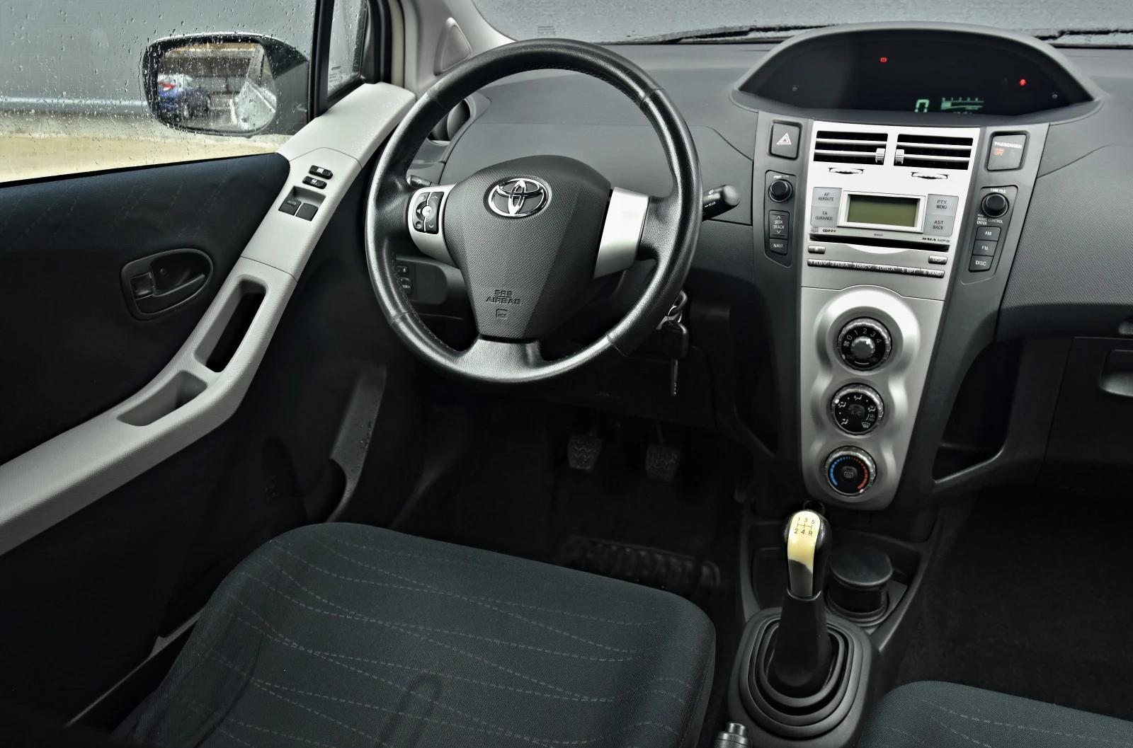 Toyota Yaris, снимка 16 - Автомобили и джипове - 53965429