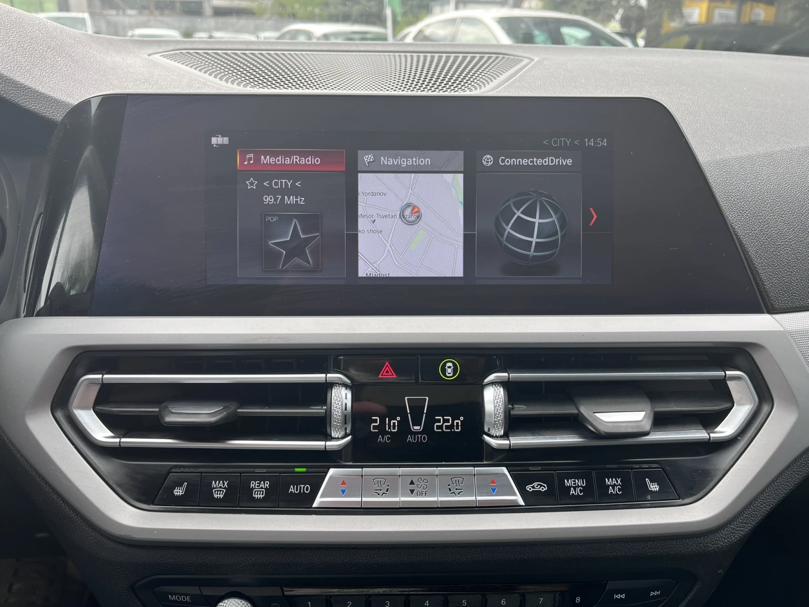 BMW 320 i XDrive 184 HP, снимка 12 - Автомобили и джипове - 54359875